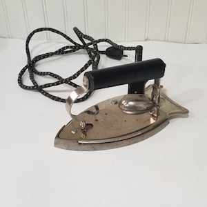 Vintage Traveling Iron, Antique Clothes Iron, Laundry Room Decor, Vintage Appliance, 1950&#39;s Appliance