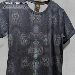 Puede incluir: Camiseta gris oscuro con un patrón geométrico y un diseño central en verde y azul. La camiseta tiene mangas cortas y cuello redondo. El texto "INDIAN PROJECT" está en la parte superior, y "MIDNIGHT" y otro texto están en la parte inferior.