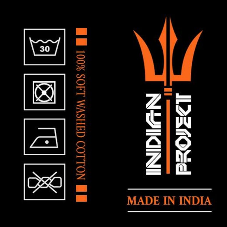 Puede incluir: Dise&ntilde;o gr&aacute;fico naranja y blanco con el texto "Indigo Project" y "Made in India". El gr&aacute;fico presenta un tridente con un contorno blanco. El dise&ntilde;o est&aacute; rodeado por un borde blanco e incluye instrucciones de cuidado para el lavado y el planchado.