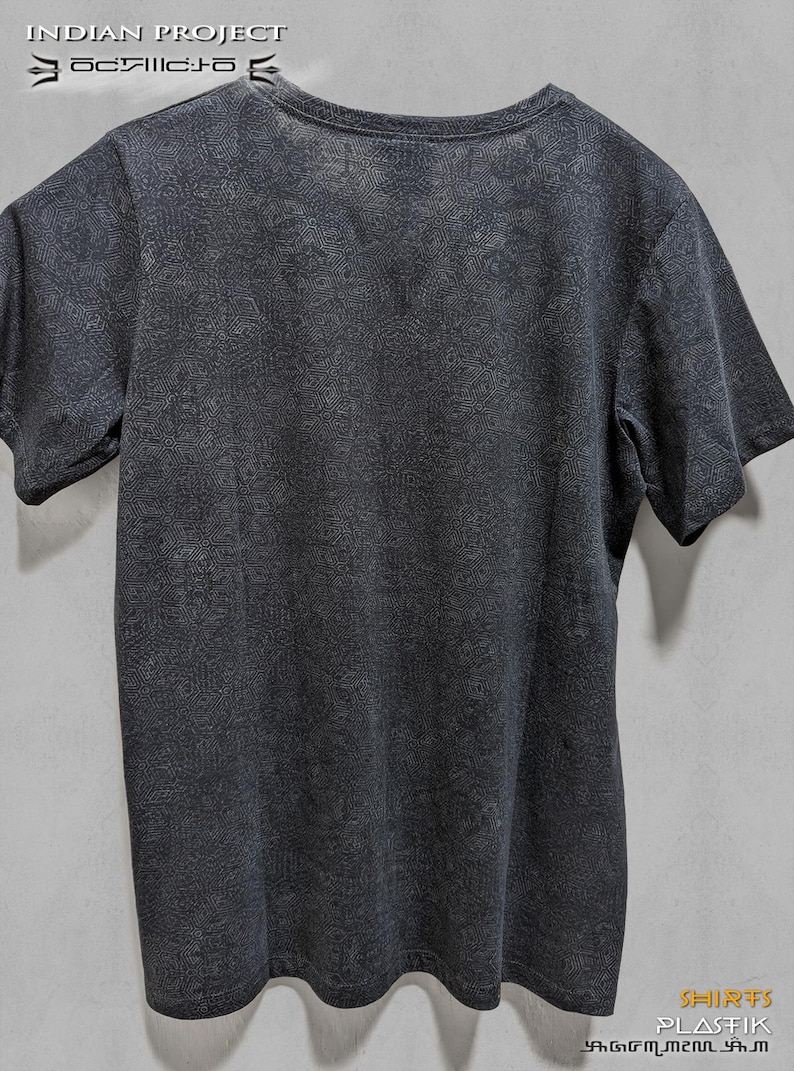 Puede incluir: Una camiseta gris oscura con un patr&oacute;n geom&eacute;trico. La camiseta tiene cuello redondo y mangas cortas. El texto "INDIAN PROJECT" est&aacute; impreso en la parte superior de la camiseta. El texto "SHIRTS PLASTIK" est&aacute; impreso en la parte inferior de la camiseta.