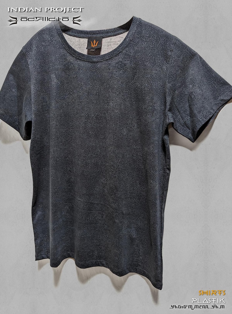 Puede incluir: Una camiseta gris oscura con un patr&oacute;n sutil. La camiseta tiene cuello redondo y mangas cortas. El nombre de la marca "INDIAN PROJECT" est&aacute; impreso en la parte superior de la camiseta.
