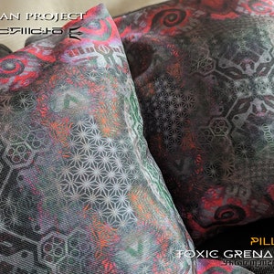 Peut inclure: Deux coussins décoratifs avec un motif géométrique noir, rouge et blanc. Les coussins portent l'inscription "Pillows" et "Toxic Grenadine".