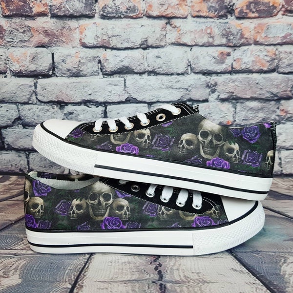 Têtes de mort et roses violettes, chaussures tête de mort, mode alternative, baskets personnalisées, chaussures personnalisées, chaussures pour femmes, goth pastel, tennis, anniversaire