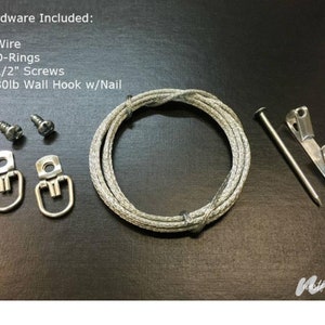 K&ouml;nnte beinhalten: Zubeh&ouml;r zum Aufh&auml;ngen eines Bildes: ein silberner Draht, zwei silberne D-Ringe, zwei 1,27 cm lange silberne Schrauben und ein silberner 13,6 kg Wandhaken mit einem Nagel.