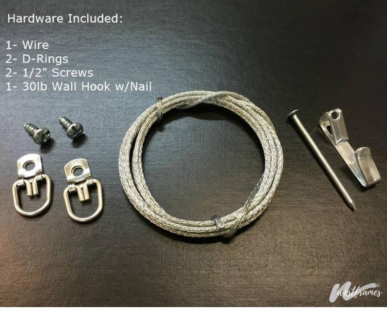 K&ouml;nnte beinhalten: Zubeh&ouml;r zum Aufh&auml;ngen eines Bildes: ein silberner Draht, zwei silberne D-Ringe, zwei 1,27 cm lange silberne Schrauben und ein silberner 13,6 kg Wandhaken mit einem Nagel.
