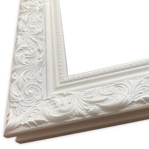 West Frames Bella - Marco de pared de madera blanca desgastada, diseño francés, adornado en relieve, 2,5 pulgadas de ancho