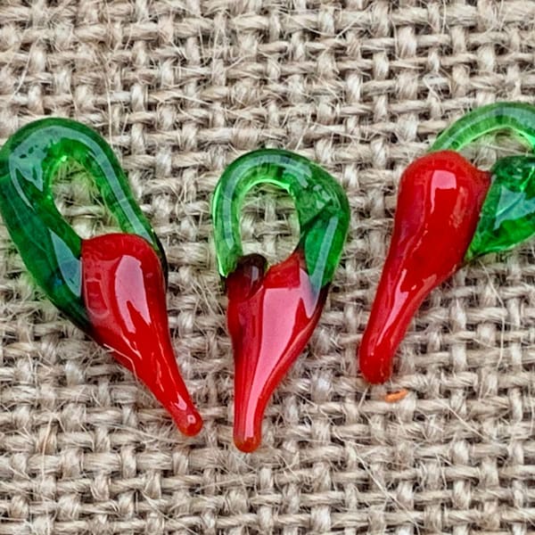 5 | Small Red Hot Chili Pepper Charms | Vegetable Jewelry | Lampwork Glass | 5-6x10-15mm