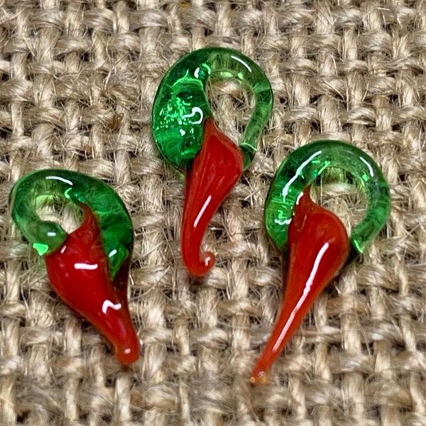 10 | Mini Red Hot Chili Pepper Charms | Vegetable Jewelry | Lampwork Glass | 4-6x5-12mm