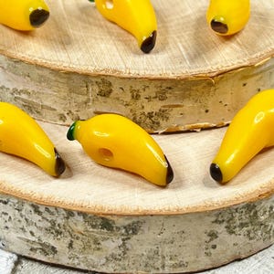 2 / Perline di banana gialle / Vetro lavorato a lume / Perline per gioielli alimentari / 8x22-25 mm