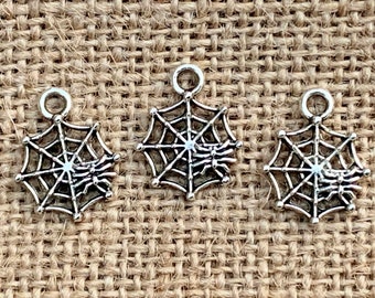 3 / 10 Dijes de araña en una telaraña / Joyería de Halloween / 14 x 17 mm