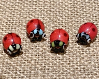 3 | 5 | Röda nyckelpigapärlor med färgade fötter | Lampworkglas | Nyckelpiga-smycken | 10x9x8mm (liten)