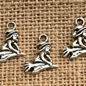Charm sorcière volante | Bijoux d'Halloween | Boucles d'oreilles sorcière | 14 x 16 mm