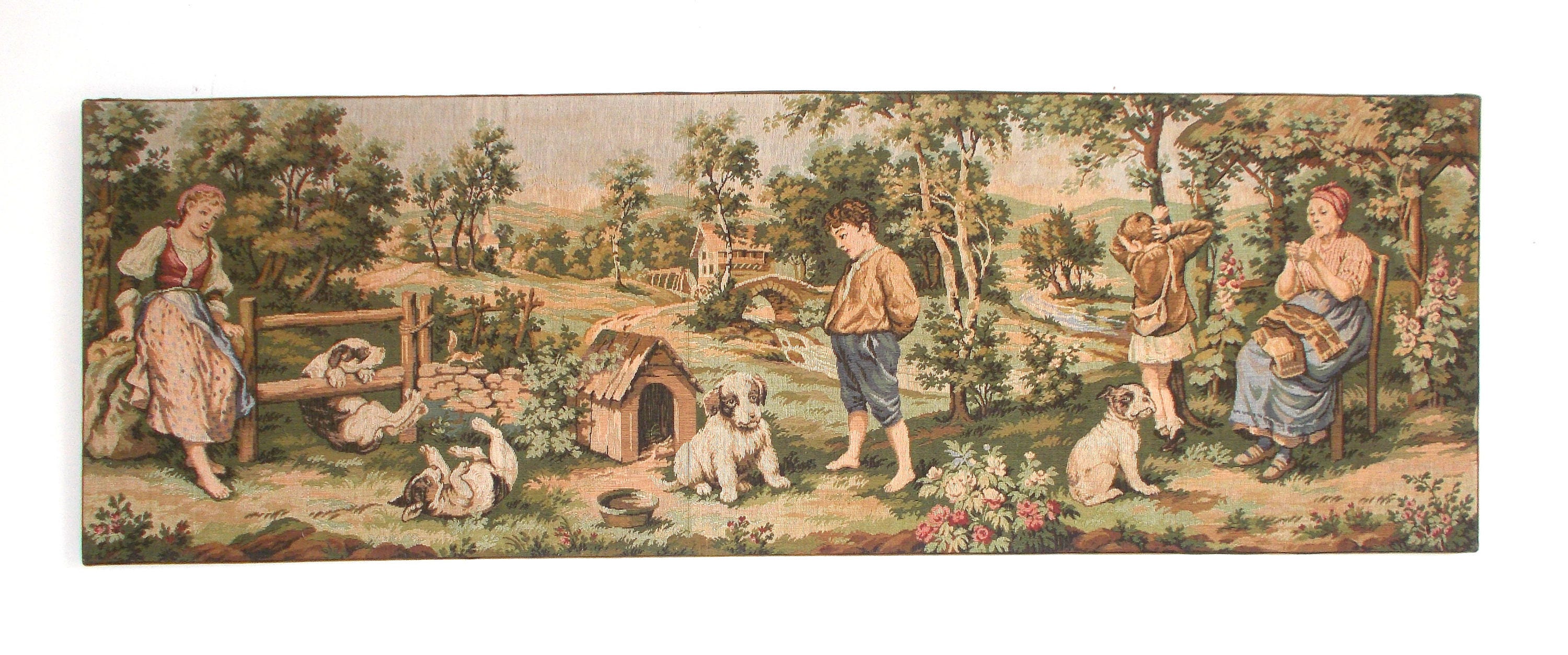 Beau Mur de Tapisserie Accrochant La Scène Espiègle Pays Jardins Chiots. Encadré et Prêt à Accrocher