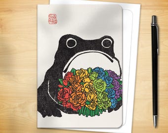 Könnte beinhalten: Ein schwarzer Frosch hält einen Strauß Regenbogenrosen.
