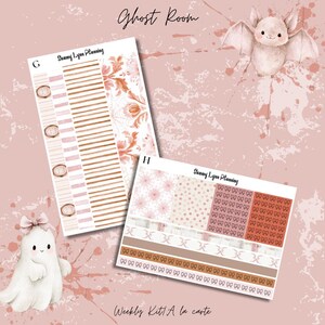 K&ouml;nnte beinhalten: Zwei Aufkleberb&ouml;gen mit der Kennzeichnung G und H von Sammy Lynn Planning mit dem Titel Ghost Room. Bogen G zeigt Streifenmuster und florale Motive. Bogen H enth&auml;lt Punkte, Spinnennetze und Schleifensymbole in Altrosa und Kupferbraun.