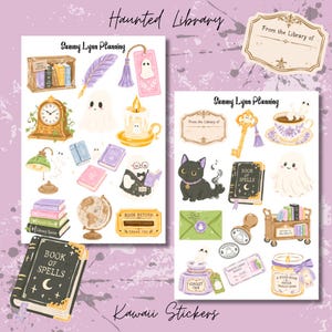 Op de afbeelding: Twee stickervellen met Haunted Library illustraties van Sammy Lynn Planning. De ontwerpen bevatten geesten, boeken, een zwarte kat, een wereldbol, een klok, kaarsen, een veer, een sleutel, een boekenkar en een spreukenboek. De stickers zijn kleurrijk, met pastelkleuren en donkere accenten.