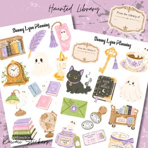 Op de afbeelding: Een stickervel getiteld Haunted Library van Sammy Lynn Planning met illustraties van geesten, een zwarte kat, boeken, een wereldbol, een veer, een kaars, een theekopje, een sleutel, een groene envelop, een stempel en een bibliotheekkarretje met boeken.