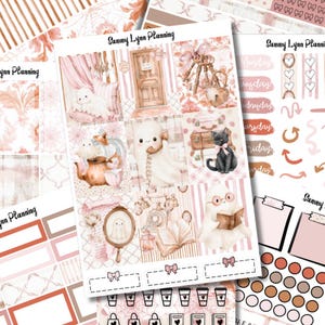 K&ouml;nnte beinhalten: Ein Stickerbogen von Sammy Lynn Planning mit Illustrationen von Geistern, einer schwarzen Katze, Schl&uuml;sseln, einer Teekanne und B&uuml;chern in Rosa- und Braunt&ouml;nen. Der Bogen enth&auml;lt verschiedene dekorative Boxen, Tagesetiketten und Planer-Icons.
