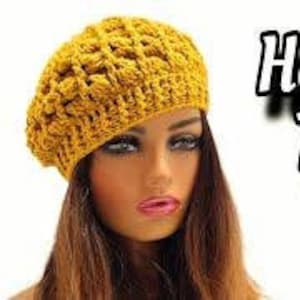 Puede incluir: Un gorro de punto amarillo con un patrón texturizado. El gorro lo lleva puesto una modelo con el pelo largo y castaño.