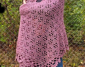 Könnte beinhalten: Ein mauvefarbener Häkel-Wrap mit einem Lochmuster. Der Wrap ist über den Schultern drapiert und hat einen gewellten Rand. Der Text "Lena" Wrap ist im Bild zu sehen.