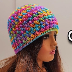 Op de afbeelding: Een kleurrijke gehaakte beanie met een textuurpatroon. De beanie heet "String Of Pearls Beanie".