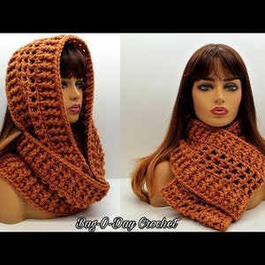 Può includere: Una sciarpa infinita all'uncinetto marrone con cappuccio. La sciarpa è realizzata con un semplice motivo a punto e ha una vestibilità ampia e drappeggiata.