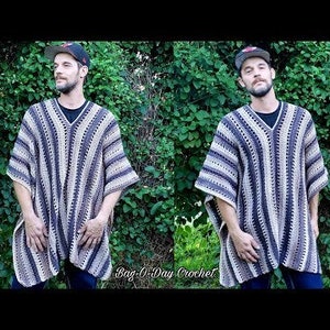 Puede incluir: Un poncho de crochet a rayas con cuello en V y mangas cortas. El poncho está hecho con una variedad de colores, incluyendo marrón, beige y gris. El modelo lleva el poncho sobre una camisa negra y pantalones vaqueros azules.