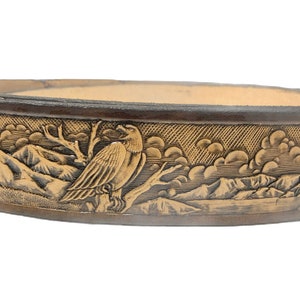 Peut inclure: Une ceinture en cuir marron avec un aigle et une sc&egrave;ne de montagne en relief dor&eacute;.