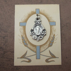 Vintage Miraculous Medal pendant with lovely flower design on orginal display card