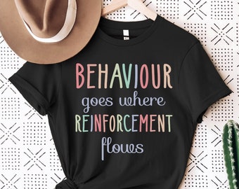 Linda camisa de analista de comportamiento, comportamiento va donde fluye el refuerzo, camisa de análisis de comportamiento aplicado, regalos BCBA, camisa ABA, camisa de autismo