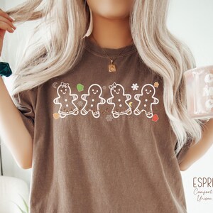 Chemise pain d'épice Comfort Colors® Jolie chemise de Noël T-shirt bonhomme en pain d'épice T-shirt femme vacances T-shirt d'hiver Cadeau pour boulanger Haut de Noël