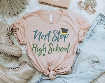 Chemise Next Stop pour le lycée, T-shirt amusant pour l&#39;obtention du diplôme de 8e année, Cadeaux de remise des diplômes du collège, T-shirt Dernier jour d&#39;école, T-shirt Senior 2025