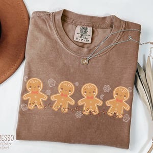 Chemise pain d'épice Comfort Colors® Jolie chemise de Noël T-shirt bonhomme en pain d'épice T-shirt femme vacances T-shirt d'hiver Cadeau pour boulanger Haut de Noël