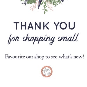 Może przedstawiać: Dziękujemy za zakupy w małych sklepach. Biała karta z kwiatowym wzorem u g&oacute;ry i tekstem "Thank you for shopping small" w kolorze granatowym. Tekst "Favourite our shop to see what's new!" r&oacute;wnież jest w kolorze granatowym. Małe k&oacute;łko z tekstem "Asian Poly" w kolorze granatowym znajduje się na dole karty.