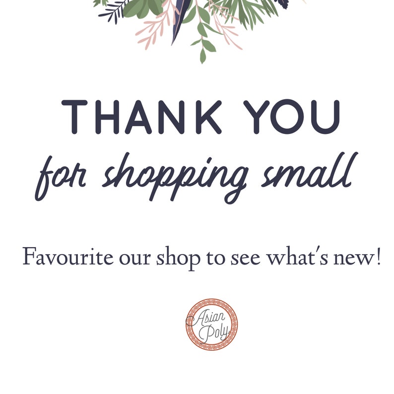 Może przedstawiać: Dziękujemy za zakupy w małych sklepach. Biała karta z kwiatowym wzorem u g&oacute;ry i tekstem "Thank you for shopping small" w kolorze granatowym. Tekst "Favourite our shop to see what's new!" r&oacute;wnież jest w kolorze granatowym. Małe k&oacute;łko z tekstem "Asian Poly" w kolorze granatowym znajduje się na dole karty.