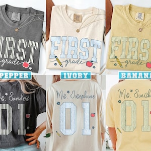 以下が含まれることがあります： ペッパー、アイボリー、バナナカラーのTシャツ3枚セット。前面には「FIRST grade」の文字と鉛筆とリンゴのグラフィック。背面には名前、数字の01、鉛筆、リンゴ、花のアイコンがデザインされています。