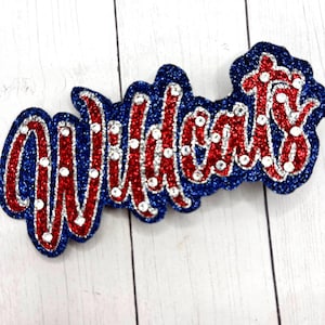 Pieza de pelo de equipo personalizada Pieza de pelo de mascota Clip Pieza de pelo con pompón de animadora Pinza de pelo de guardia de color de bastón Pinza de pelo de escuela Pieza de pelo de escuela