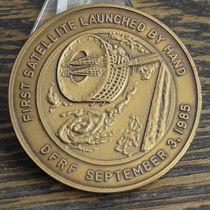 NASA Space Shuttle 51I Columbia First Satellite Launched By Hand 1985 Coin #334W