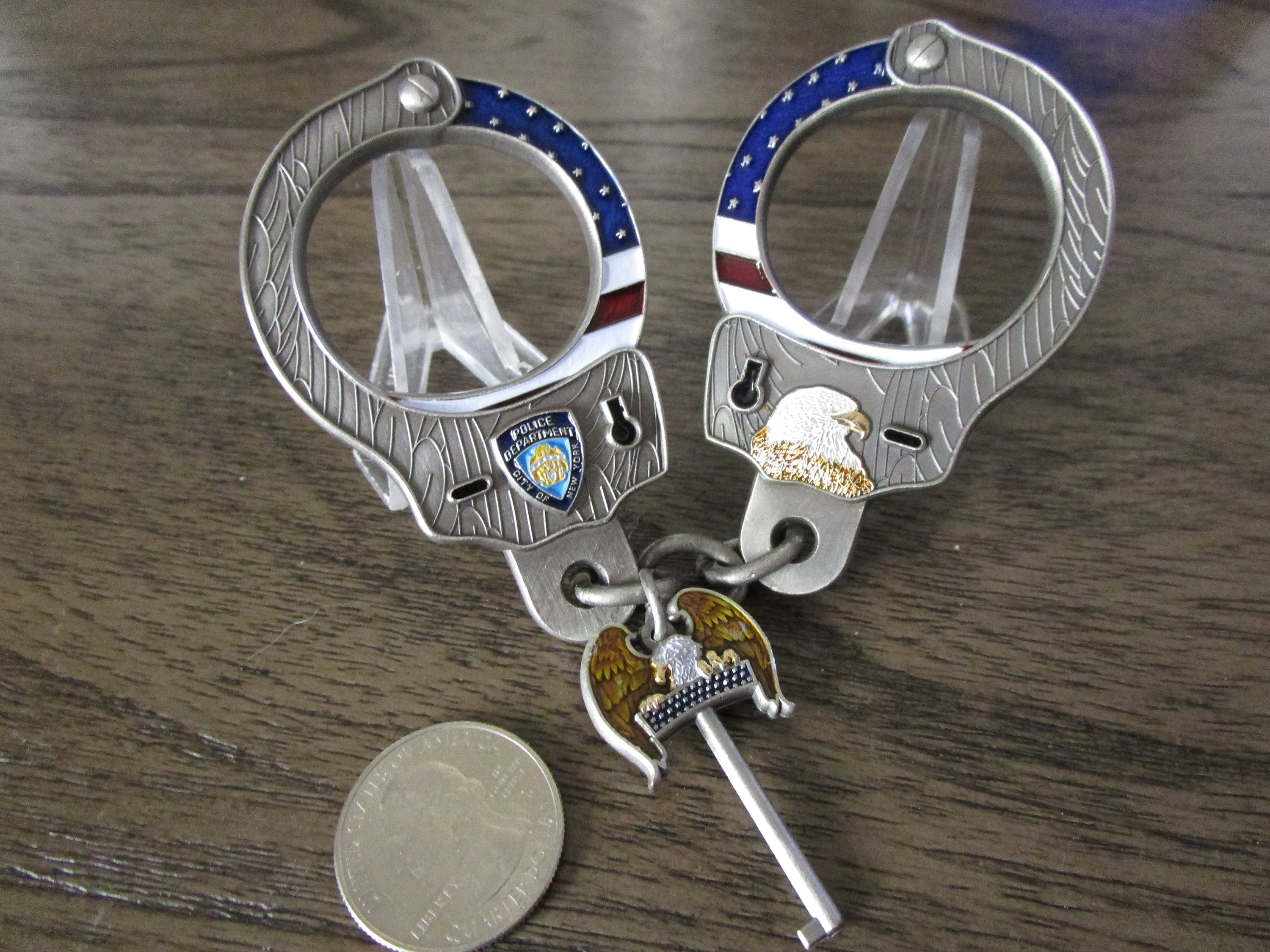 お歳暮 人気 オシャレ NYPD American Flag Handcuffs With Eagle Key Nickel Wood ピンズ・ピンバッジ・缶バッジ