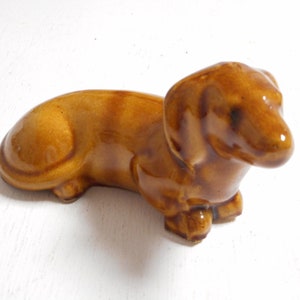 Adorable Porcelain Dachshund Figurine - Small Collectible Dog Figure L08/1044