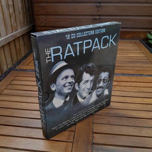 Puede incluir: Caja negra de edición de coleccionista de 12 CD de The Rat Pack. La caja presenta imágenes de Frank Sinatra, Dean Martin y Sammy Davis Jr. El set incluye más de 200 pistas, incluyendo "Begin The Beguine" y "My Way."