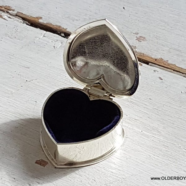 Little Heart Box Silver plated casket collectible small heart pix jewelry rings holder vintage jewellery vtg case for wedding rings N10/776