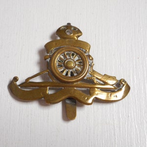 Rare Brass Cadet Cap  Badge from 1900s - Authentic Royal Artillery Soldier Memorabilia  D10/2258