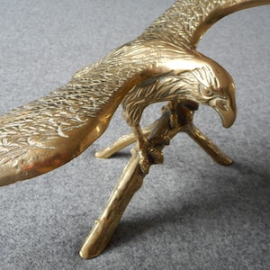Brass EAGLE Beautiful vintage 47 cm figurine on the brass tree branch E02/2292