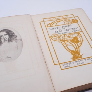 K&ouml;nnte beinhalten: Ein ge&ouml;ffnetes Buch mit einem goldfarbenen Einband und Titelblatt. Das Titelblatt zeigt den Text "The Choice Books" und "Dainty Poems of the XIXth Century by Kate A. Wright". Das Buch ist auf einer Seite mit einem Schwarzwei&szlig;portr&auml;t einer Frau ge&ouml;ffnet.
