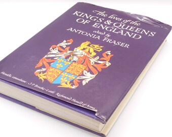 Libro antiguo "Vidas de reyes y reinas de Inglaterra", editado por Antonia Fraser, década de 1980