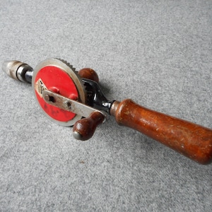 Vintage rote HANDBOHRMASCHINE / sammelwerkzeug / rostige Handbohrmaschine Antike Retro Bohrmaschine G04/2313