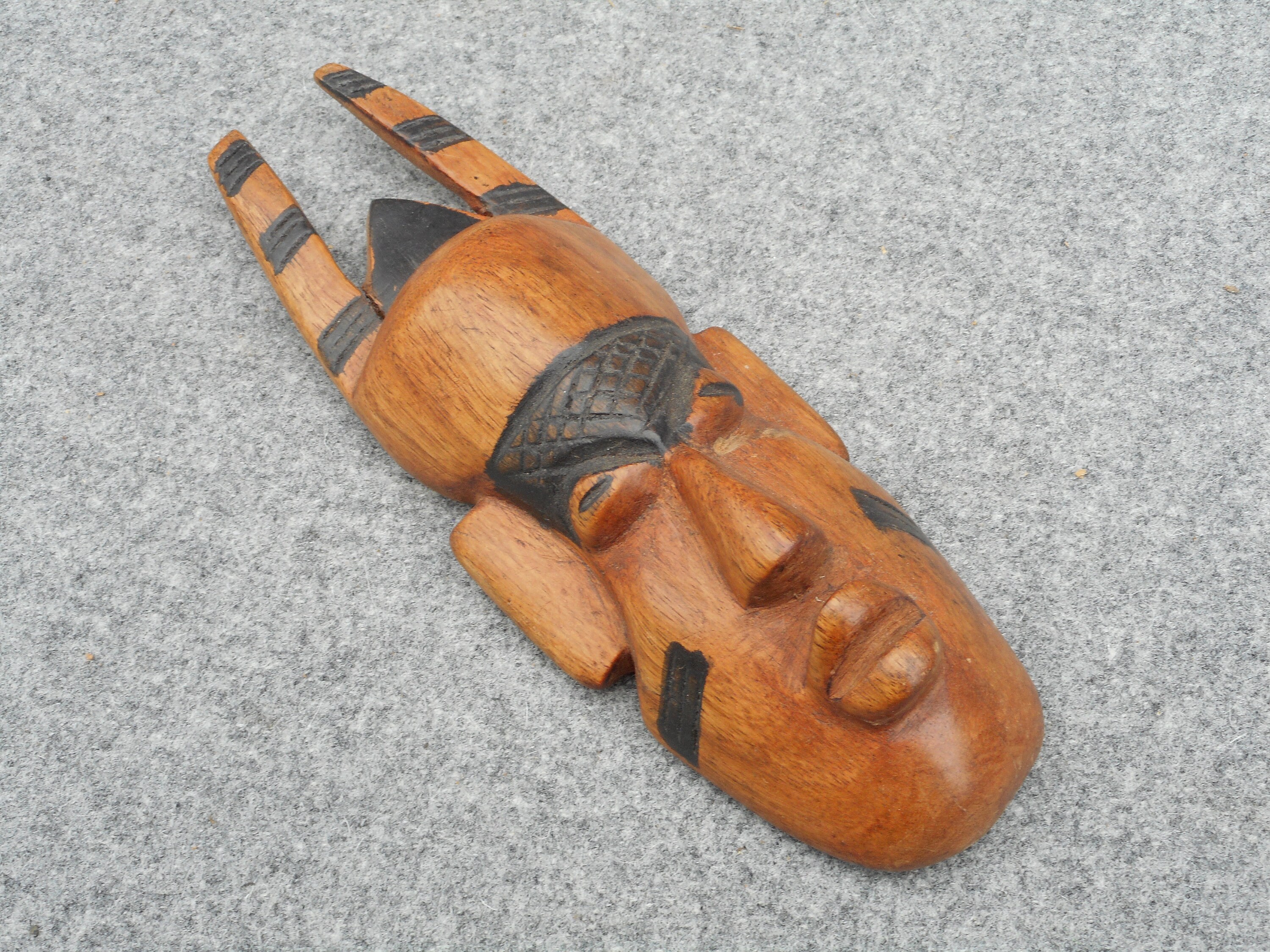 コレクター向けフェイスマスク - ユニークな壁飾りに最適な小さな