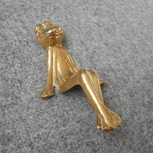 Vintage Brass Frog Figurine - Unique and Rare Home Decor Collectible A00/2218