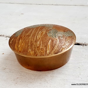małe okrągłe mosiężne pudełko Metalowa puszka mosiężna trumna pix malowana mosiężna puszka pyxis Archana Handicraft indie mosiężna okrągła trumna kwiaty A00/558